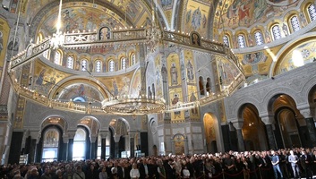A szerb állami vezetés a belgrádi Szent Száva székesegyházban emlékezett az újvidéki tragédia áldozataira - illusztráció